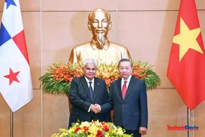 Tổng Bí thư, Chủ tịch nước Tô Lâm và Tổng thống Cộng hòa Panama José Raúl Mulino chụp ảnh chung. Ảnh: Đức Thanh.