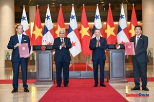Tổng Bí thư, Chủ tịch nước Tô Lâm và Tổng thống Panama José Raúl Mulino chứng kiến lễ trao các văn kiện hợp tác giữa hai nước. Ảnh: Đức Thanh. 