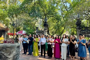 Đoàn đại biểu dâng hương tại Đền Sóc, tìm hiểu những giá trị lịch sử, văn hóa gắn với truyền thuyết Thánh Gióng. 