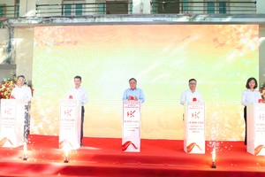 Phó Bí thư Thành ủy Hà Nội Nguyễn Văn Phong cùng các đại biểu bấm nút khởi công Dự án Xây dựng Trung tâm Công nghiệp văn hóa. Ảnh: Thanh Hải