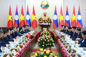 Thủ tướng Lê Minh Hưng và Thủ tướng Lào Saleumxay Kommasith hội đàm. (Ảnh: Dương Giang/TTXVN)