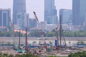 Dự án Quảng trường trung tâm TP.HCM và Trung tâm hành chính của Thành phố đang được xây dựng. Ảnh: Lê Toàn. 