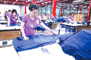 Doanh nghiệp dệt may tăng tốc sản xuất để đáp ứng đơn hàng cuối năm (Ảnh: Lê Toàn)