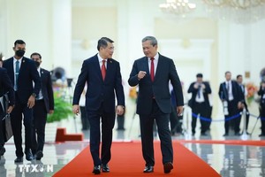 Thủ tướng Hun Manet đón Thủ tướng Lê Minh Hưng thăm chính thức Vương quốc Campuchia. (Ảnh: Dương Giang/TTXVN)