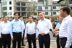 Tổng Bí thư, Chủ tịch nước Tô Lâm và các đồng chí lãnh đạo Trung ương, TP. Hà Nội kiểm tra tiến độ thực hiện Dự án đường Vành đai 1 và Dự án bãi đỗ xe, cây xanh trên địa bàn phường Ô Chợ Dừa. Ảnh Quang Thái