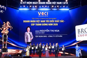 Ủy viên Bộ Chính trị, Phó Thủ tướng Thường trực Chính phủ Phạm Gia Túc và Chủ tịch VCCI Hồ Sỹ Hùng trao tặng Cúp Thánh Gióng cho Anh hùng Lao động Nguyễn Thị Nga