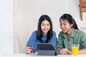 Thanh toán qua thẻ giúp bạn dễ dàng chi tiêu cho các nhu cầu khác nhau