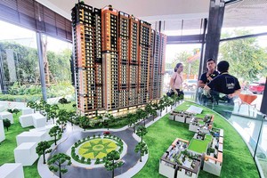 Thị trường bất động sản đang bị “bó” thanh khoản do giá bán và lãi suất ngân hàng đều cao (Ảnh: G.H)