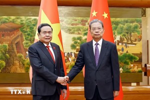 Chủ tịch Quốc hội Trần Thanh Mẫn và Ủy viên trưởng Ủy ban thường vụ Đại hội Đại biểu Nhân dân toàn quốc Trung Quốc Triệu Lạc Tế chụp ảnh chung. Ảnh: Doãn Tấn/TTXVN