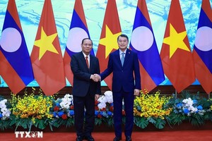 Thủ tướng Lê Minh Hưng tiếp đồng chí Vilay Lakhamfong, Thường trực Ban Bí thư Trung ương Đảng Nhân dân Cách mạng Lào. (Ảnh: Dương Giang/TTXVN)