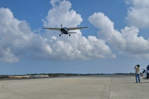 Chuyến bay kỹ thuật kiểm tra rà soát an toàn tĩnh không và chướng ngại vật tại đường cất hạ cánh Cảng Hàng không Quảng Trị.
