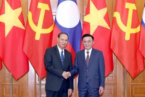 Đồng chí Trần Cẩm Tú, Ủy viên Bộ Chính trị, Thường trực Ban Bí thư chủ trì Lễ đón đồng chí Vilay Lakhamphong, Ủy viên Bộ Chính trị, Thường trực Ban Bí thư Lào. (Ảnh: Phương Hoa/TTXVN)