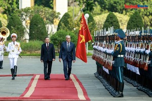 Tổng Bí thư, Chủ tịch nước Tô Lâm và Tổng thống Thụy Sĩ Guy Parmelin duyệt Đội danh dự Quân đội nhân dân Việt Nam.