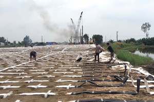 Đắp nền đường Dự án cao tốc Châu Đốc-Cần Thơ-Sóc Trăng. 
