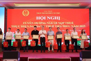 Thuế TP. Cần Thơ tuyên dương người nộp thuế thực hiện nghĩa vụ thuế tiêu biểu năm 2025
