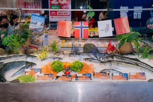 Cá hồi Na Uy được bày bán tại siêu thị ở Việt Nam.