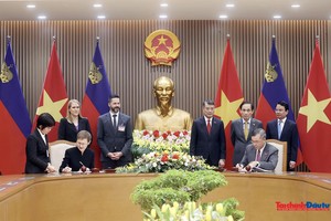 Bộ trưởng Bộ Tài chính Ngô Văn Tuấn và Thủ tướng Liechtenstein Brigitte Haas ký Hiệp định tránh đánh thuế hai lần dưới sự chứng kiến của Thủ tướng Lê Minh Hưng.