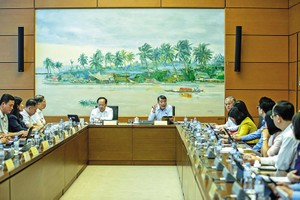 Phiên thảo luận tại tổ về kinh tế - xã hội, ngân sách, đầu tư công. Ảnh: Đức Thanh