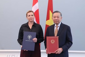 Tổng Bí thư, Chủ tịch nước Tô Lâm và Thủ tướng Đan Mạch Mette Frederiksen trao Tuyên bố chung về việc thiết lập quan hệ Đối tác chiến lược toàn diện Việt Nam-Đan Mạch. (Ảnh: Thống Nhất/TTXVN)