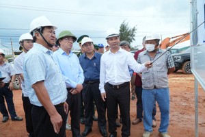 Ông Phạm Anh Tuấn, Chủ tịch UBND tỉnh Gia Lai (đội mũ cối) trong chuyến kiểm tra tiến độ thực hiện Dự án Khu công nghiệp Phù Mỹ - giai đoạn 1 do Công ty cổ phần Tập đoàn Đầu tư Phù Mỹ làm chủ đầu tư trong sáng Chủ nhật, ngày 18/10/2026. 