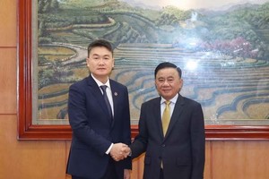 Thường trực Ban Bí thư Trần Cẩm Tú và Ủy viên Trung ương Đảng, Bí thư Trung ương Đoàn Thanh niên Nhân dân Cách mạng Lào Thongly Sisoulith. (Ảnh: Phương Hoa/TTXVN)