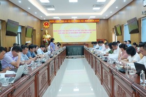 Bà Nguyễn Thị Thanh Lịch, Phó chủ tịch UBND tỉnh Gia Lai báo cáo công tác chuẩn bị các điều kiện tổ chức Hội nghị ISOM APEC 2027 với đoàn công tác Ban Thư ký và các Tiểu ban APEC 2027. Ảnh: Kim Loan.