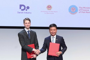 Giáo sư Joachim Mathiesen, Viện trưởng Viện Niels Bohr thuộc Đại học Copenhagen và ông Phạm Minh Tuấn, Phó tổng giám đốc Tập đoàn FPT kiêm Tổng giám đốc FPT Software trao biên bản ghi nhớ.