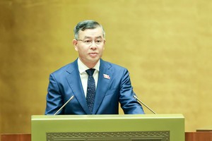 Bộ trưởng Bộ Tài chính Ngô Văn Tuấn trình Quốc hội dự án luật - Ảnh: Đức Thanh.
