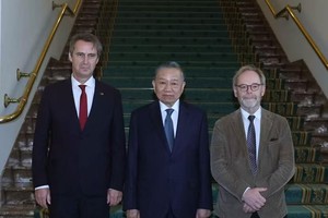 Tổng Bí thư, Chủ tịch nước Tô Lâm hội kiến Chủ tịch Hạ viện Peter De Roover (bên phải) và Chủ tịch Thượng viện Vincent Blondel (bên trái). (Ảnh: Thống Nhất/TTXVN)