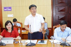 Ông Nguyễn Đức Tân, Phó giám đốc Trung tâm Xúc tiến đầu tư, Thương mại và Du lịch tỉnh Quảng Trị báo cáo tại buổi làm việc