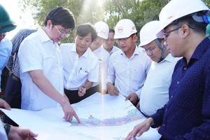 Chủ tịch UBND tỉnh Quảng Trị Bùi Hoàng Phương (thứ hai từ trái ảnh) kiểm tra các dự án do Tập đoàn Việt Phương và SamHoldings đề xuất tại khu vực cảng Mỹ Thủy. Ảnh: Phạm Mỹ Hạnh.