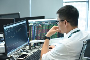Dòng tiền vẫn thận trọng trước áp lực bán ròng của khối ngoại và mặt bằng lãi suất cao