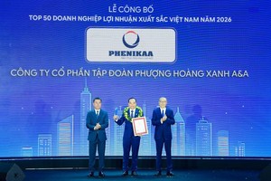 Ông Cao Hoàng Long - Phó Tổng Giám đốc Tập đoàn Phenikaa nhận kỉ niệm chương tại Lễ công bố.