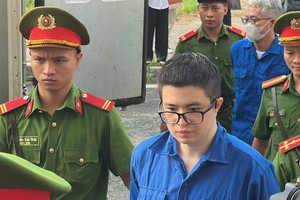 Phó Đức Nam (TikToker Mr Pips) bị áp giải đến tòa.