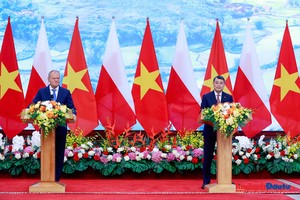 Thủ tướng Lê Minh Hưng và Thủ tướng Ba Lan Donald Tusk họp báo thông tin kết quả hội đàm.
