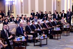 Thủ tướng Lê Minh Hưng và Thủ tướng Ba Lan Donald Tusk dự Hội nghị Bàn tròn doanh nghiệp Việt Nam - Ba Lan, chiều 26/10.