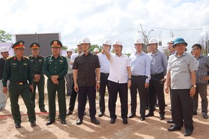 Phó Thủ tướng Chính phủ Lê Tiến Châu và lãnh đạo tỉnh Quảng Trị kiểm tra tiến độ Dự án Trường Chính trị Lê Duẩn. Ảnh: Tiến Nhất