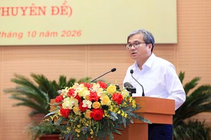 Phó Chủ tịch UBND TP. Hà Nội Trương Việt Dũng trình bày tờ trình tại kỳ họp. Ảnh: Thành Thái Hùng.