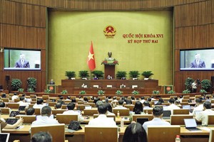Quốc hội nghe Bộ trưởng Bộ Tài chính giải trình cuối phiên thảo luận. Ảnh: Đức Thanh