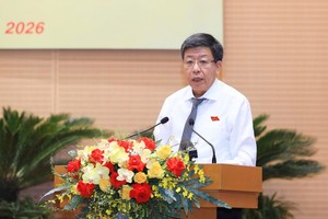 Phó Chủ tịch Thường trực UBND TP. Hà Nội Dương Đức Tuấn trình bày tờ trình.