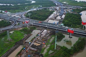 Dự án đường Vành đai 3 TP.HCM đang tăng tốc thi công nhưng thiếu vật liệu xây dựng nên ảnh hưởng đến tiến độ dự án - Ảnh: Lê Toàn 