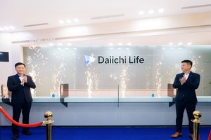 Ông Trần Đình Quân (trái) – Chủ tịch Hội đồng Thành viên Daiichi Life Việt Nam, và ông Đặng Hồng Hải – Tổng Giám đốc Daiichi Life Việt Nam, thực hiện nghi thức ra mắt nhận diện thương hiệu mới tại Trụ sở chính