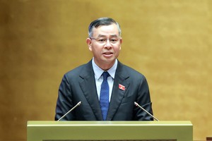 Bộ trưởng Bộ Tài chính Ngô Văn Tuấn báo cáo cuối phiên thảo luận - Ảnh Đức Thanh.