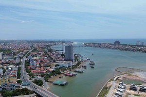 Sông Nhật Lệ có nhiều tiềm năng về phát triển loại hình du lịch đường thuỷ. Ảnh: Ngọc Tân