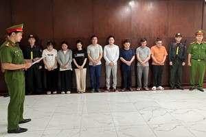 Công an TP.HCM tống đạt quyết định khởi tố đối với các đối tượng liên quan.