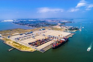 Một góc cảng và luồng Lạch Huyện - Hải Phòng.