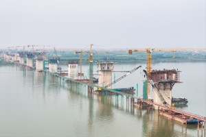 CC1 cùng các nhà thầu đẩy nhanh tiến độ thi công cầu Hồng Hà
