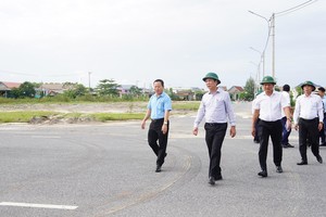 Phó Chủ tịch Thường trực UBND tỉnh Quảng Trị Hoàng Nam (thứ hai từ phải sang) kiểm tra thực địa hợp phần Xây dựng hạ tầng kỹ thuật khu tái định cư phục vụ di dời các hộ dân ra khỏi khu vực mở rộng cảng Cửa Việt. Ảnh: Trường Nhật