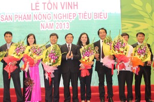 Bà Nguyễn Thị Hiền - Phó Chủ tịch HĐQT PVFCCo (thứ tư từ phải sang) – tham dự Lễ tôn vinh