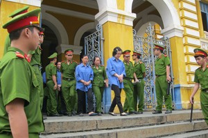 Bị cáo Huyền Như khai đã trả phần lãi suất chênh lệch 30 tỷ đồng cho nhân viên Navibank (ảnh: bị cáo Huyền Như trong phiên xét xử sáng nay)